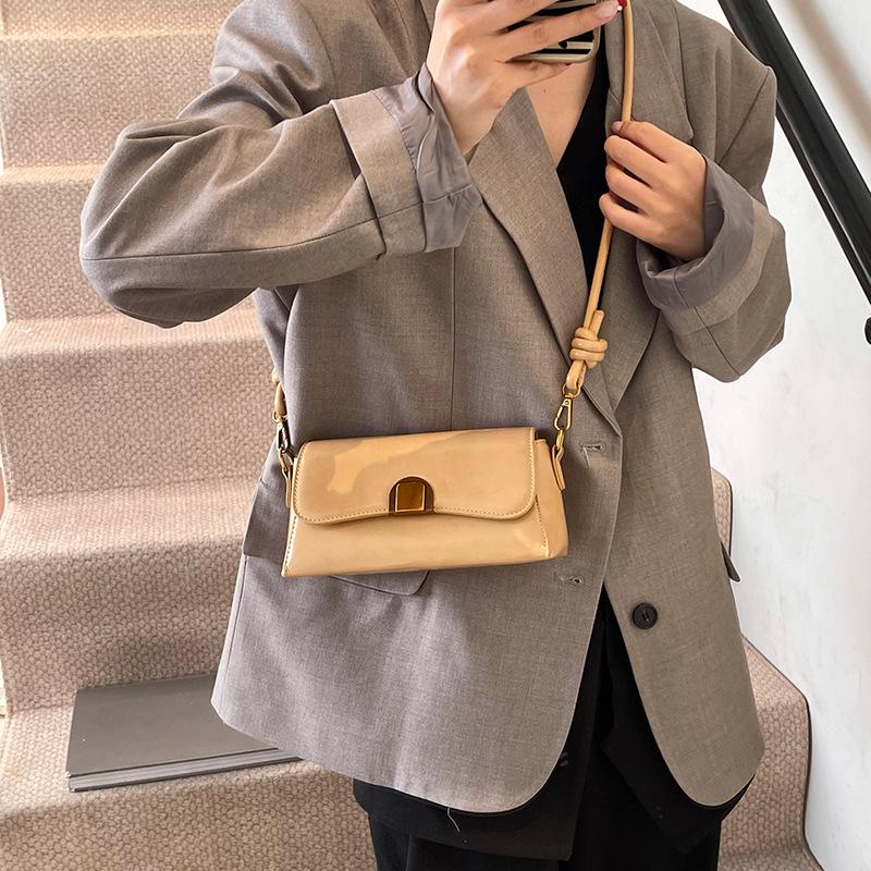 

Retro high-end underarm red bag women s 2025 new winter trendy fashion commuter portable messenger baguette bag 21*8*11 хаки