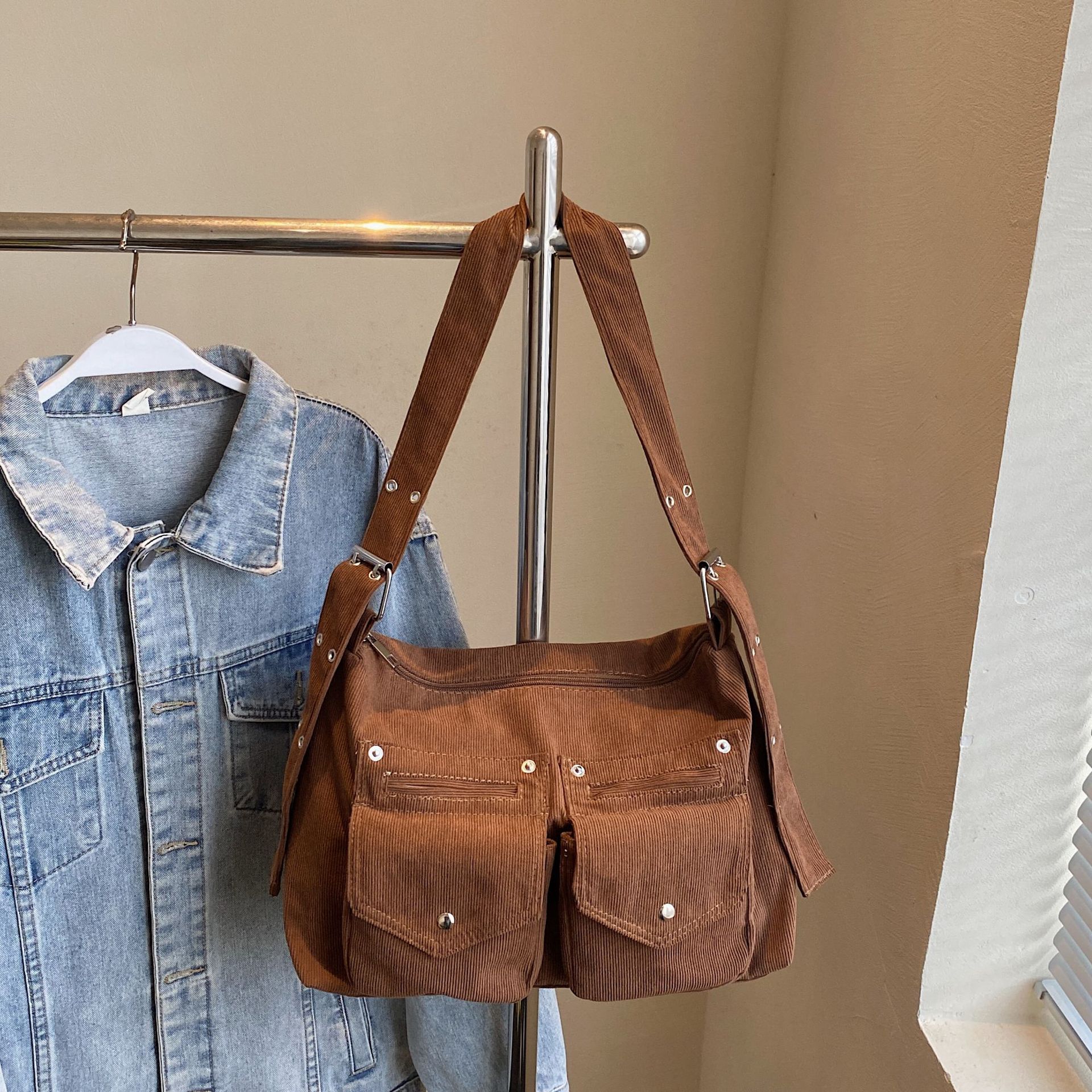 

Harajuku casual velvet tote bag women s 2025 spring and summer new versatile shoulder bag commuting light messenger bag коричневый