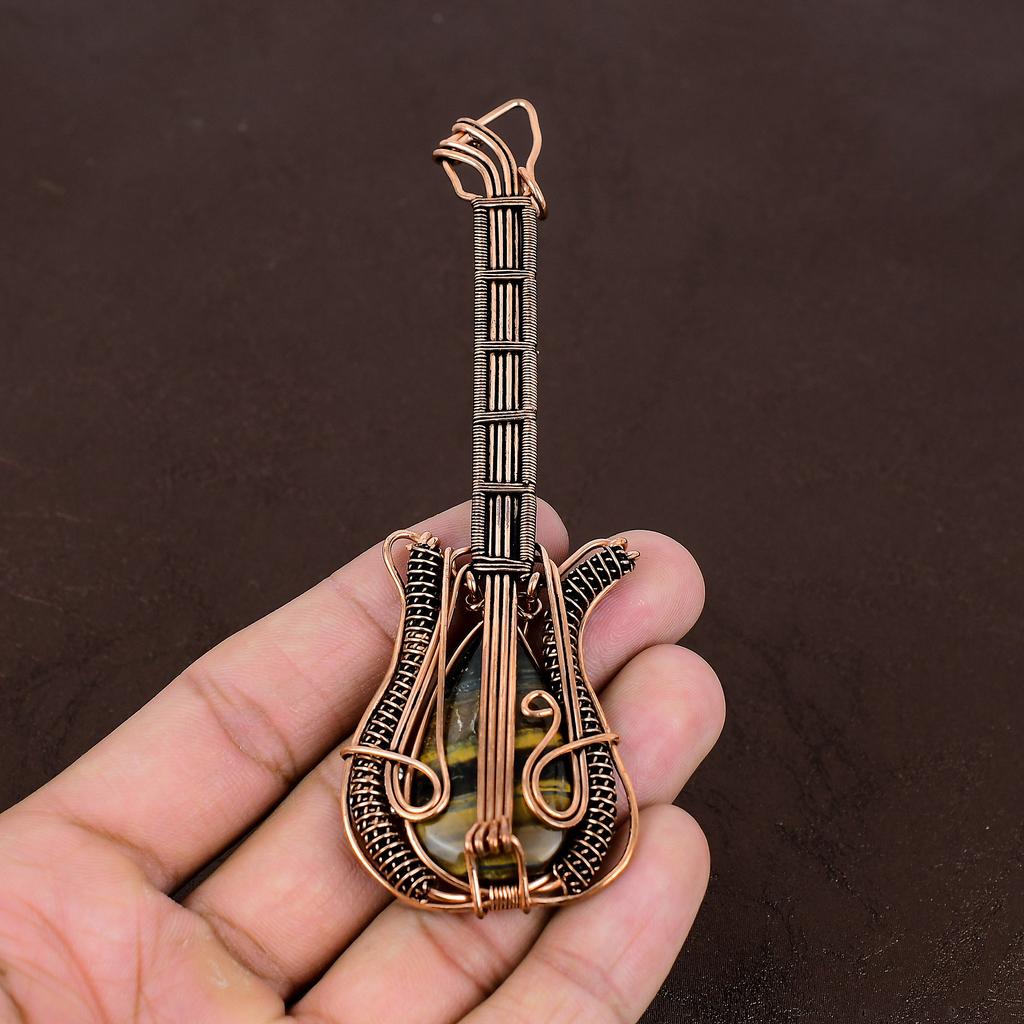 Ručně vyrobený přívěsek na kytaru z tygřího oka s měděným drátkem 4,53" Z8N76