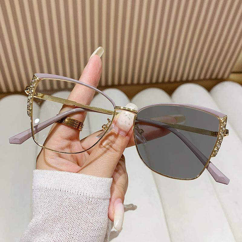Fashion Cat Eye Glasses Ultra-Light Glasses Frame Retro Photochromic Eyeglasses Anti-Blue Light Eyewear Metal Color-Changing
