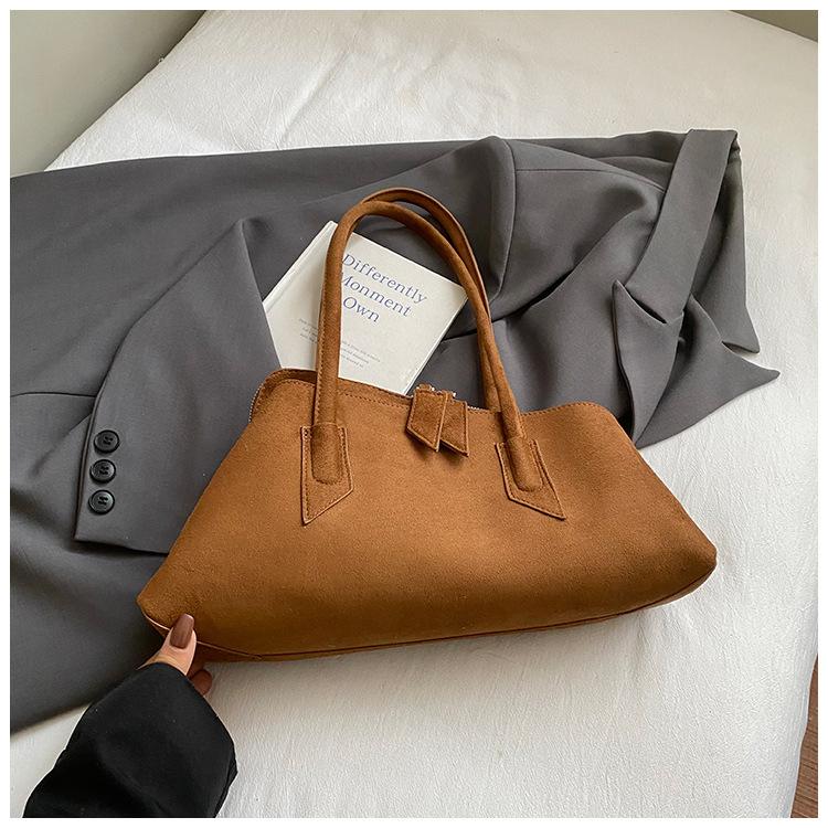 

2025 осень и зима новая сумка на одно плечо неправильной формы модная универсальная расслабленная матовая замша большая вместимость женская специальная сумка коричневый