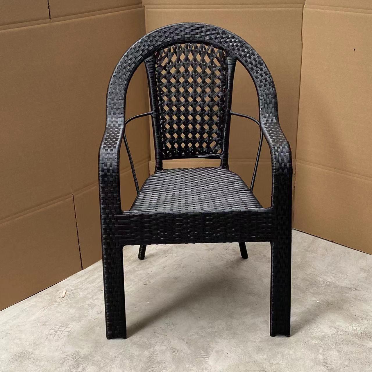 Винтажное одноместное плетеное кресло-качалка для использования в помещении и на улице