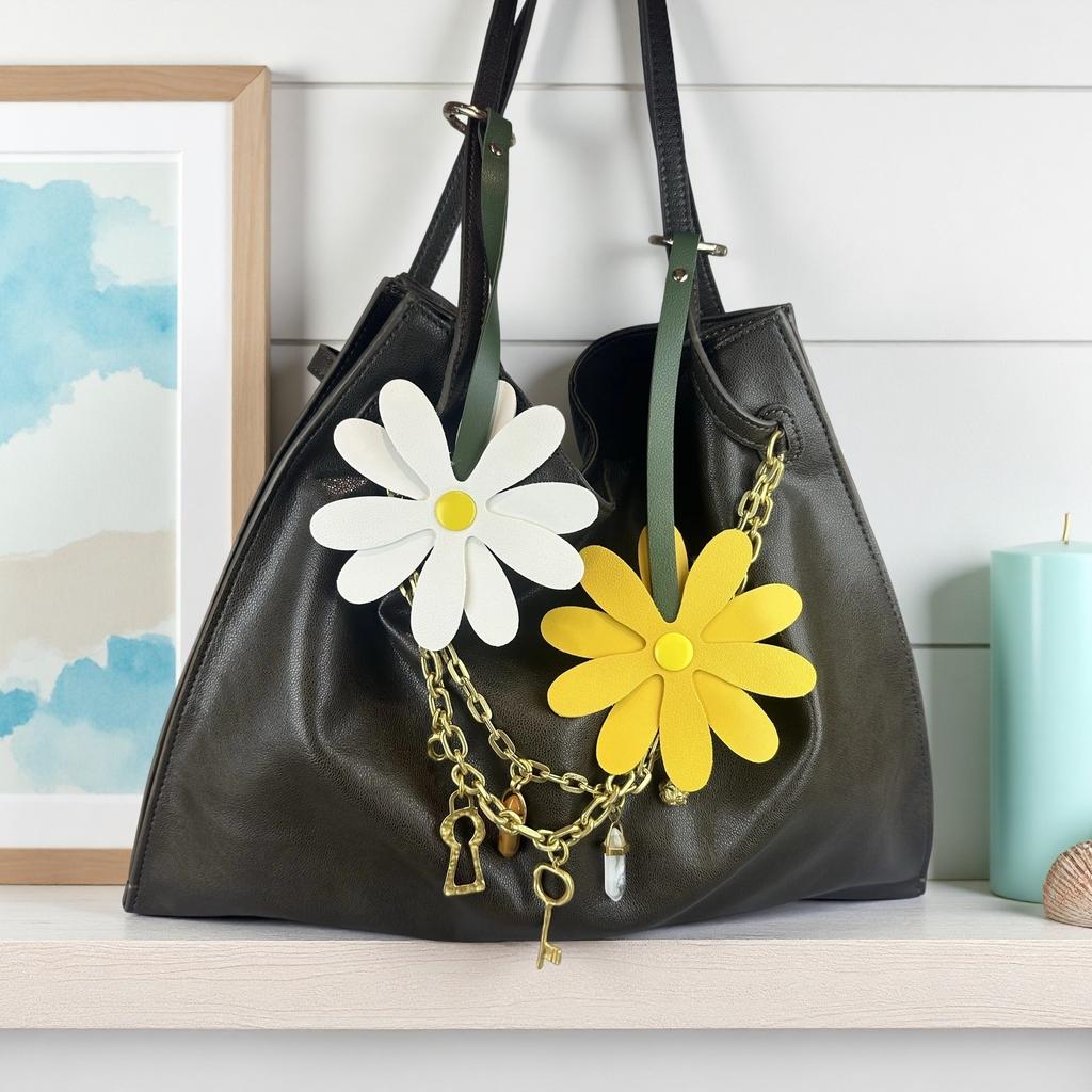 Bag Charm Handmade Leather Dasiy Bag Charm, Oversized Daisy , Double-Layer PU Leather Leaf, Chic Accessory for Bags, Gift for Her