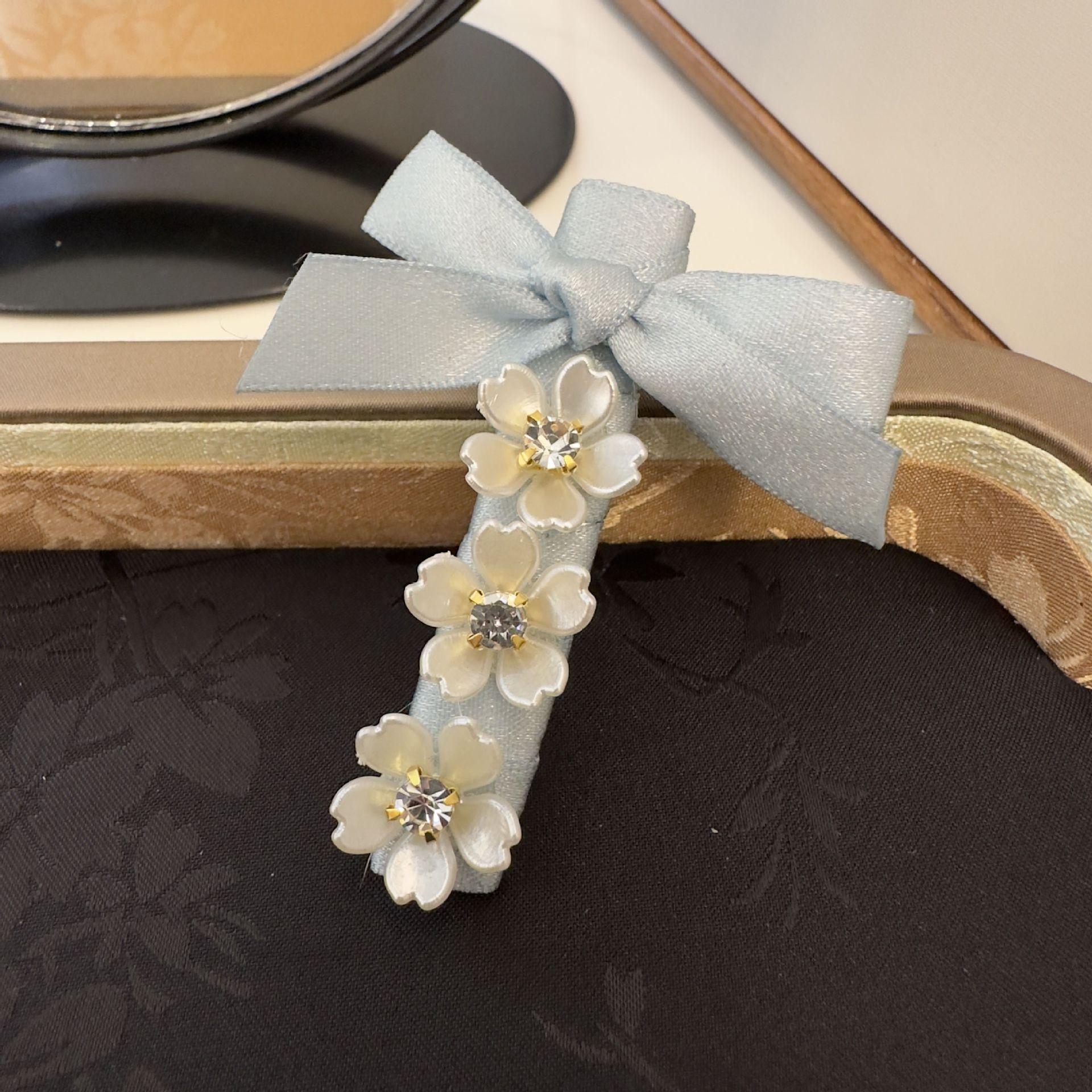 

Корейская новая светло-голубая заколка для волос с бантом, с жемчужными стразами, минималистичный дизайн, зажим-уточка, аксессуары для волос, трендовые заколки для девочек