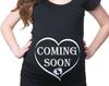 Em Breve Pés de Bebê Camiseta Maternidade: Camiseta de Anúncio de Nascimento