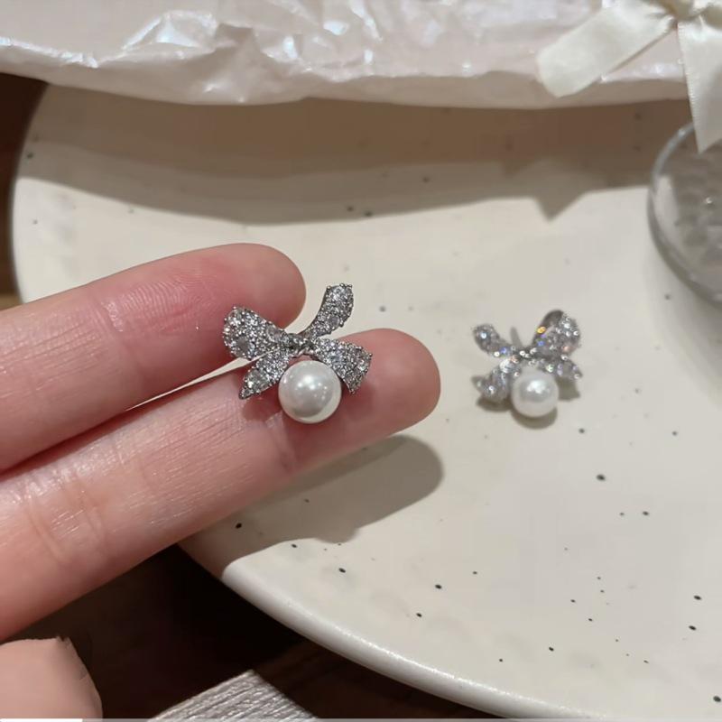 Niche Exquisite Bow Pearl Earrings - S925 Silver Needle, Versatile, High-Class Studs