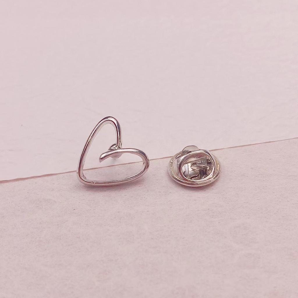 Personality Hollow Metal Brooch Anti Exposure V-neck Buckles Accessories Versatile Small Brooch Pin Coat Buttons Ornaments Gifts