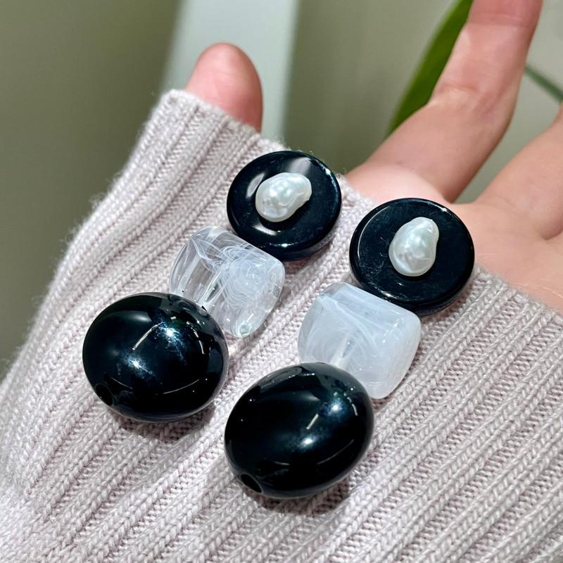 Baroque Pearl Studs: Unique Black Disc Earrings for Autumn/Winter