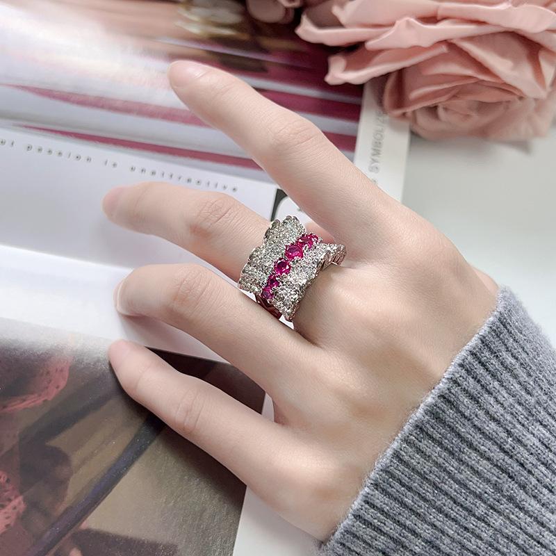 Anello con Fondo in Rame Placcato Oro Corindone Rosso Simulato Stile Retrò Gonna Pieghettata Anello con File di Diamanti