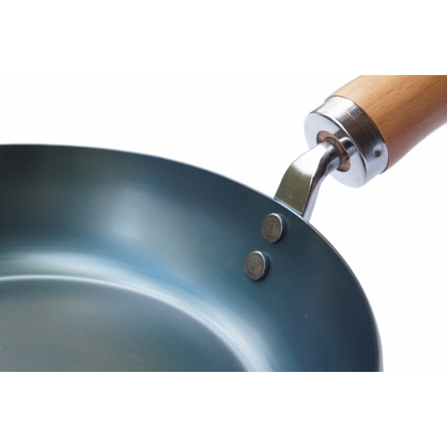 This 24cm iron skillet with a plain wood handle is made in Japan and is suitable for induction cooktops. It's lightweight and requires no seasoning. P