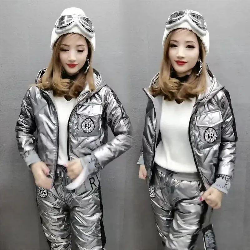 

Зимние теплые водонепроницаемые глянцевые комплекты-двойки Женские утепленные пуховики Пальто с капюшоном Костюмы Спортивные брюки Наряды XXXL серебряный