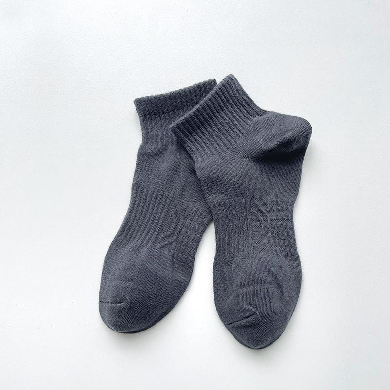 

Мужские летние тонкие сетчатые дышащие влагоотводящие дезодорирующие спортивные носки 1 pair серый