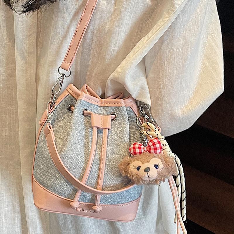 2025 Summer New Textured College Style Shoulder Bucket Bag Women's Large-capacity Pumping Belt Casual Simple Messenger Bag