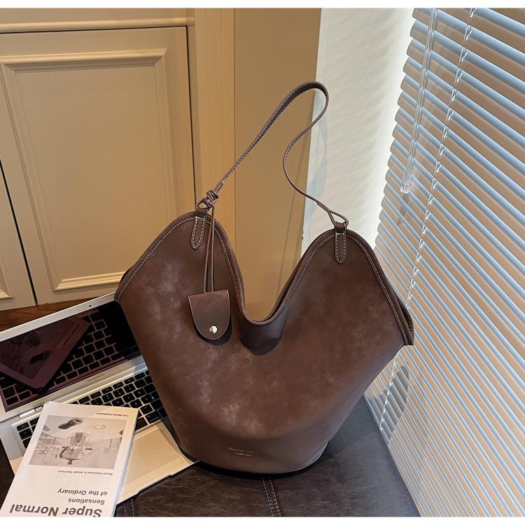 

Korean large-capacity tote bag women s new retro fashion shoulder bag niche versatile commuter mother and child big bag темно-коричневого кольору