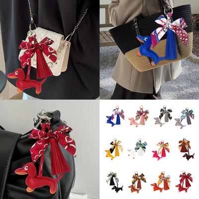 Elegante ciondolo bassotto con nappe in morbida pelle e fiocco portachiavi, ciondolo alla moda perfetto per borse o decorazione auto