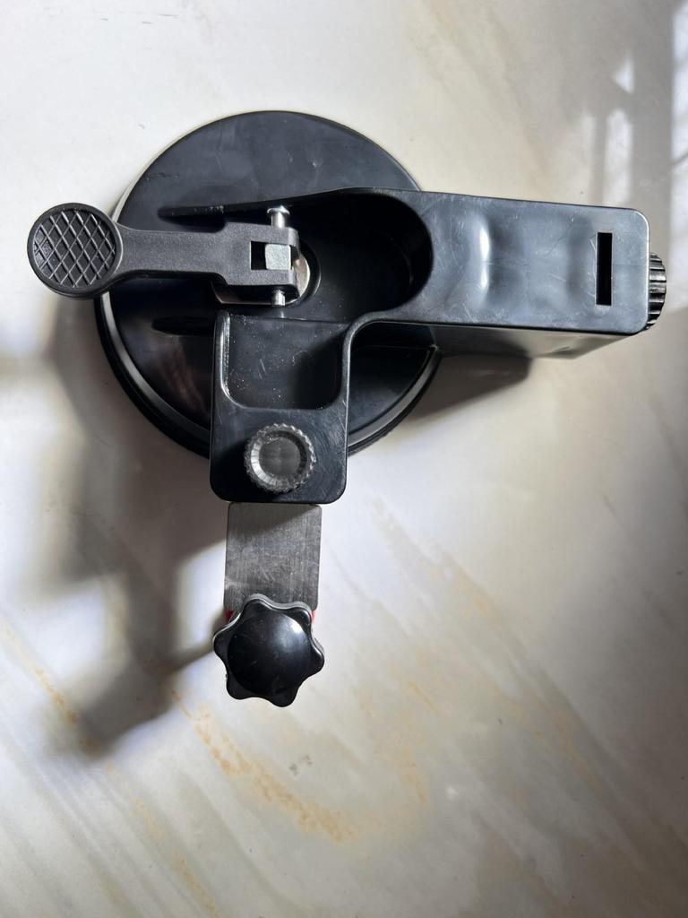 Saugheber für großformatige Fliesen mit Feststellschraube für 90°-Winkel und Spalteinstellung