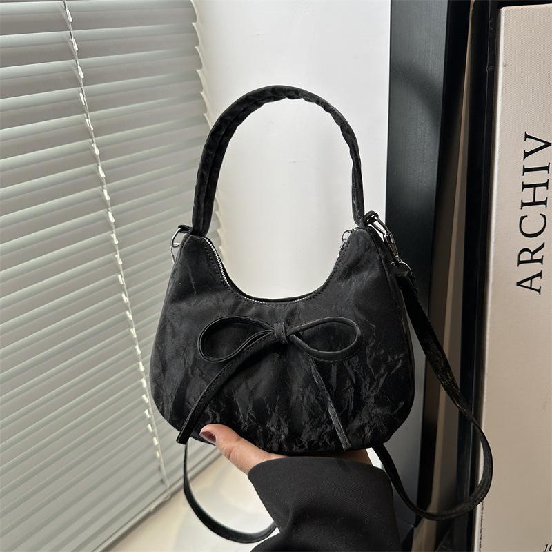 

Корейская мода новая мягкая прочная ручная большая вместимость старшая текстура мягкая прочная уличная для поездок на работу сумка-полумесяц в милом стиле чёрный