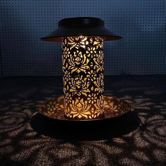 Alimentador de pássaros suspenso ao ar livre com luz solar, padrão oco, design à prova d'água, anti-ferrugem, suporte de comida de beija-flor, lanterna de jardim