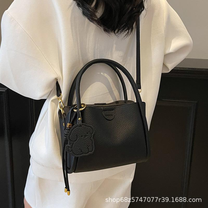 Simple design solid color handbag 2025 new Korean niche retro commuter crossbody bag textured commuter bucket bag