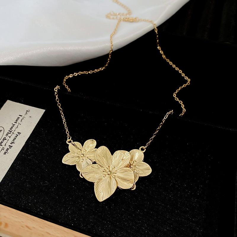 Metal Flower Clavicle Necklace Fashion Temperament Flower Neck Necklace