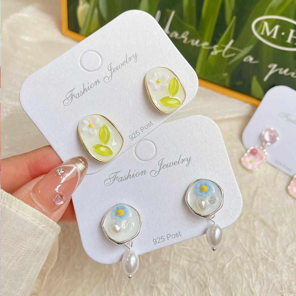 Summer Floral Cat's Eye Earrings: Delicate Silver Needle Design for Women