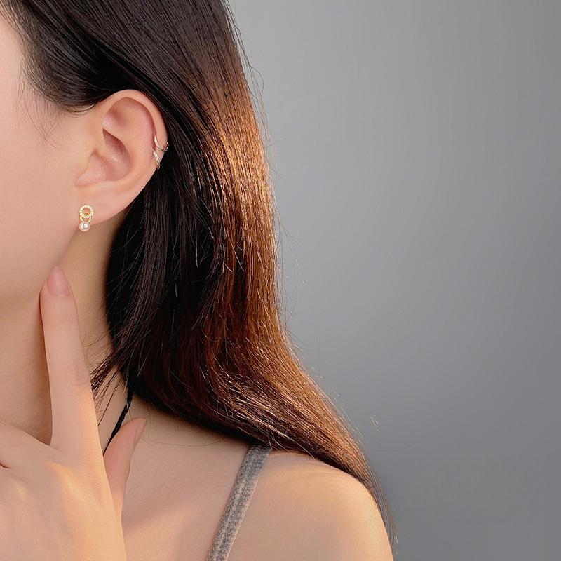 Temperament Double Rings Connected Pearl Earrings for Women with Niche Design and High-end