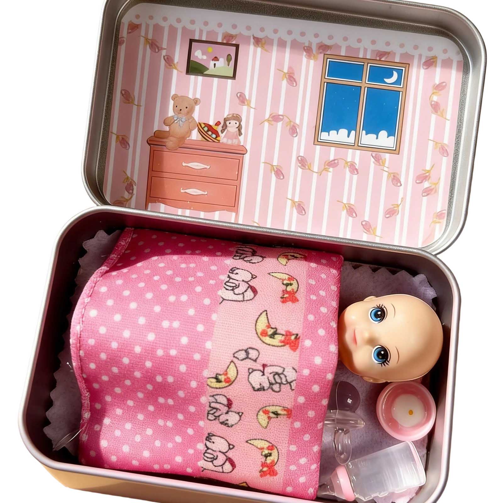 

Portable Tin Box Doll Playset, Travel Doll With Bedding & Accessories, Personalizable Pretend Play Toy For Kids One Size рожевий