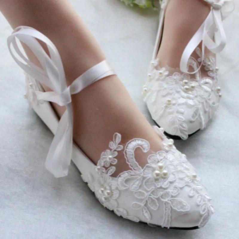 Scarpe da Sposa Bianca con Laccetti e Fiori Design Tacchi a Spillo con Perle Scarpe a Punta Tonda con Plateau Tacchi Alti Scarpe di Lusso per Ballo di Fine Anno Donna