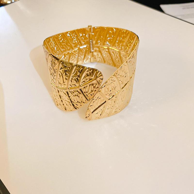 European & American Pleated Metal Bangle: Elegant Cold-Style Bracelet with High-End Luxury Design
