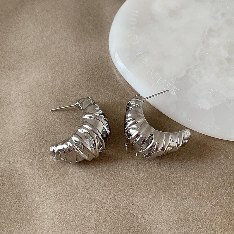 

Серьги-гвоздики из металла в форме круассана для женщин, холодный ветер, простая ниша, легкая роскошь высокого класса, индивидуальная мода, универсальные серьги, серьги.