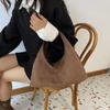 Tote bag premium sense 2025 autumn new large capacity velvet contrasting color shoulder bag commuter handbag women's bag