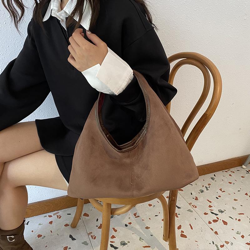 Tote bag premium sense 2025 autumn new large capacity velvet contrasting color shoulder bag commuter handbag women's bag