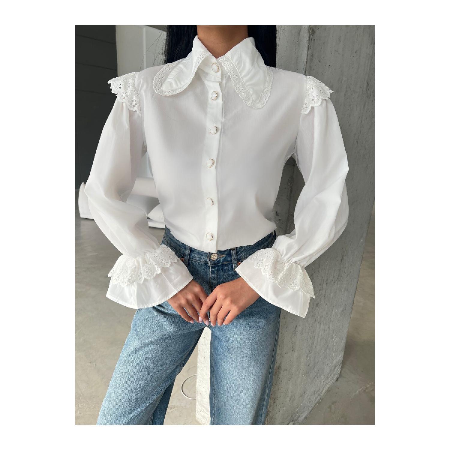 

Женская белая винтажная рубашка с кукольным воротником и фестонами S белый