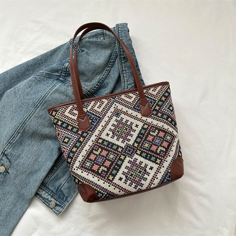 

Fashionable Summer 2023 Canvas Tote Bag For Women With Inner Phone Pocket коричневий