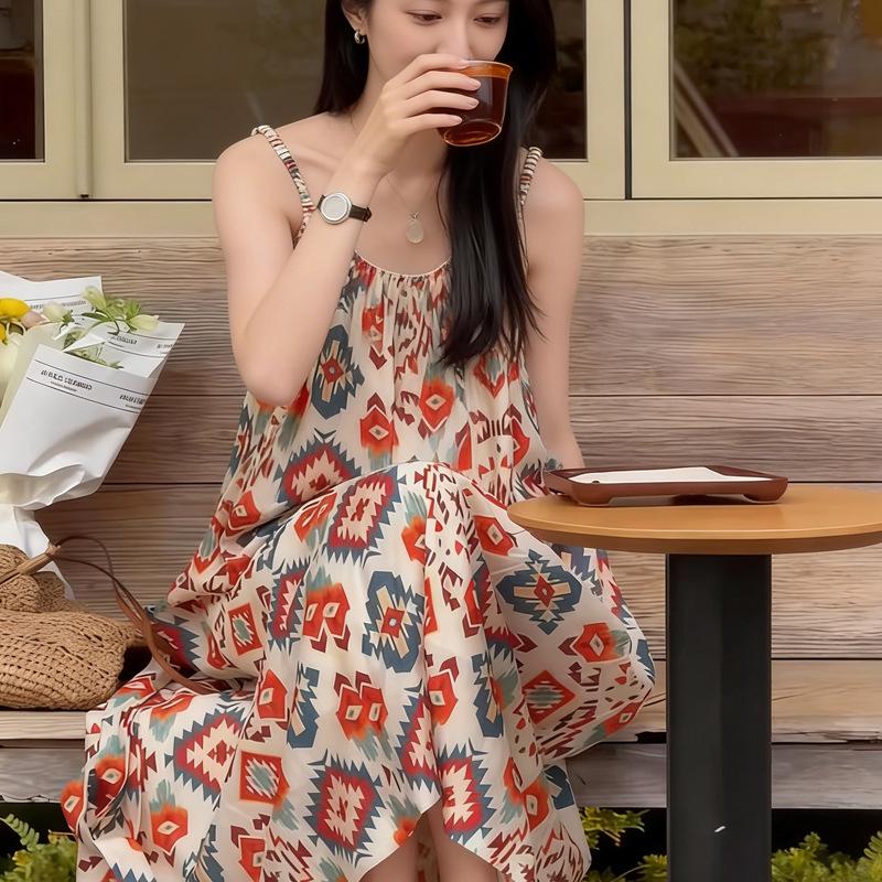 Elegantes französisches Sommerkleid mit Blumenmuster und Spaghettiträgern für Damen