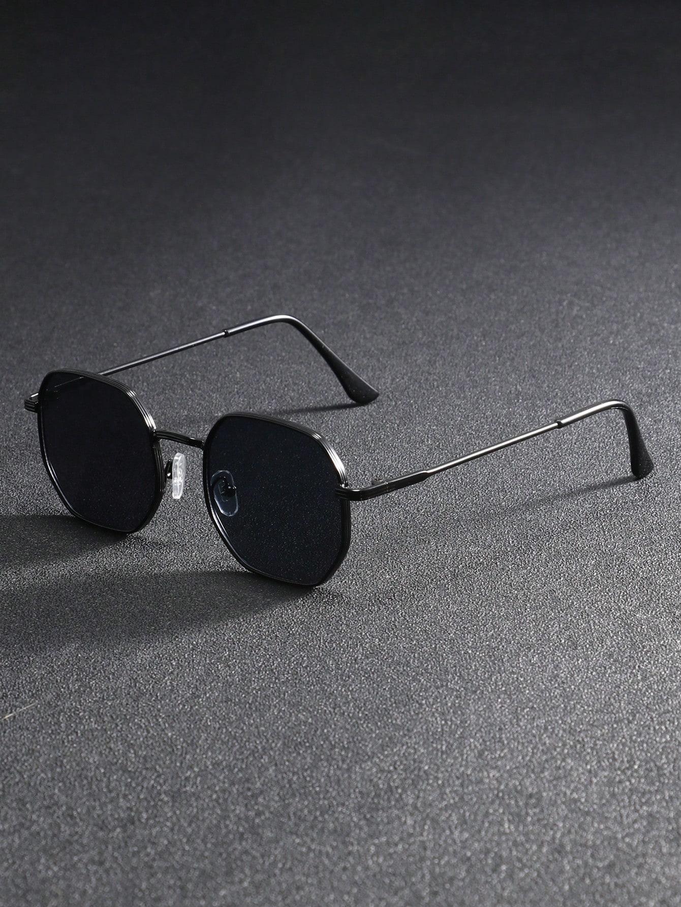 A pair of men s metal frame sunglasses with geometric edges, personalized texture, trendy style, suitable for outdoor vacation a чёрный