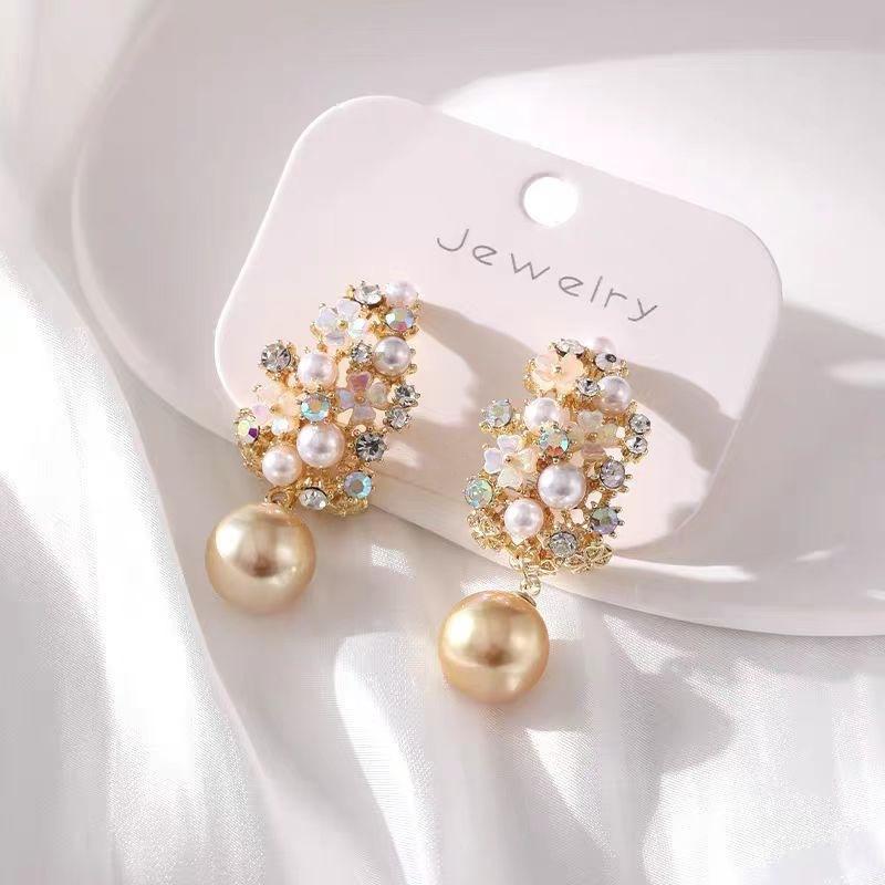 Niche Fashion High-end Retro Flower Earrings 1 pair of earrings шампанского