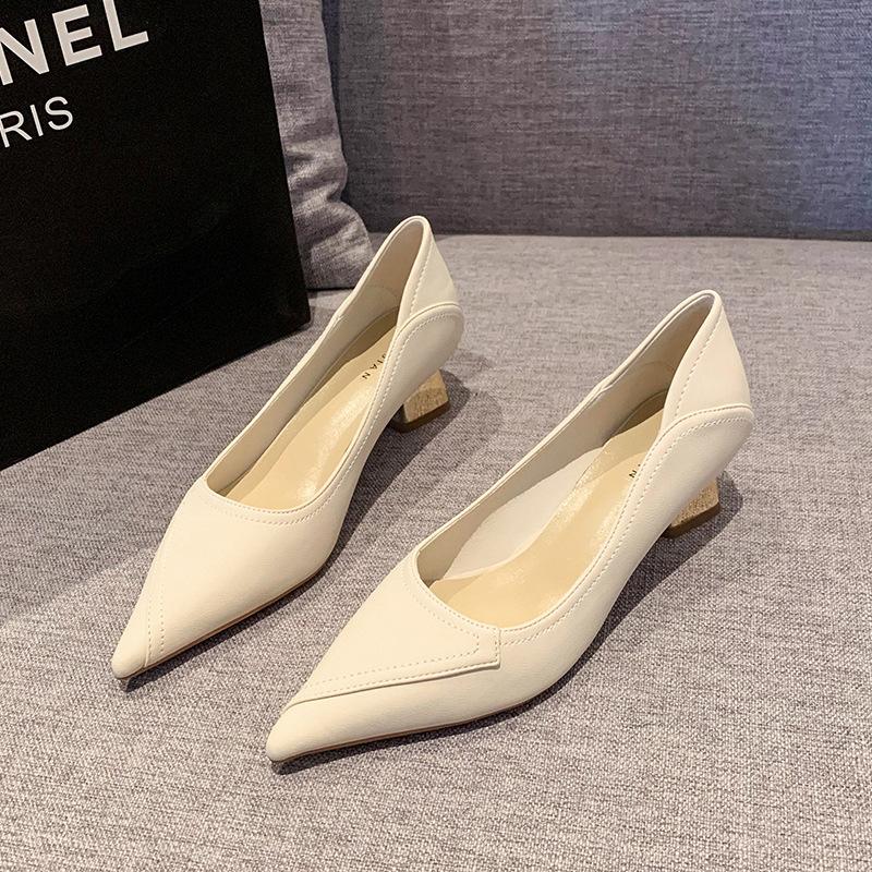 Frühling und Herbst neue spitze niedrige Absätze einzelne Schuhe Damen Nude dicker Absatz leichter Mund Temperament professionelle High Heels