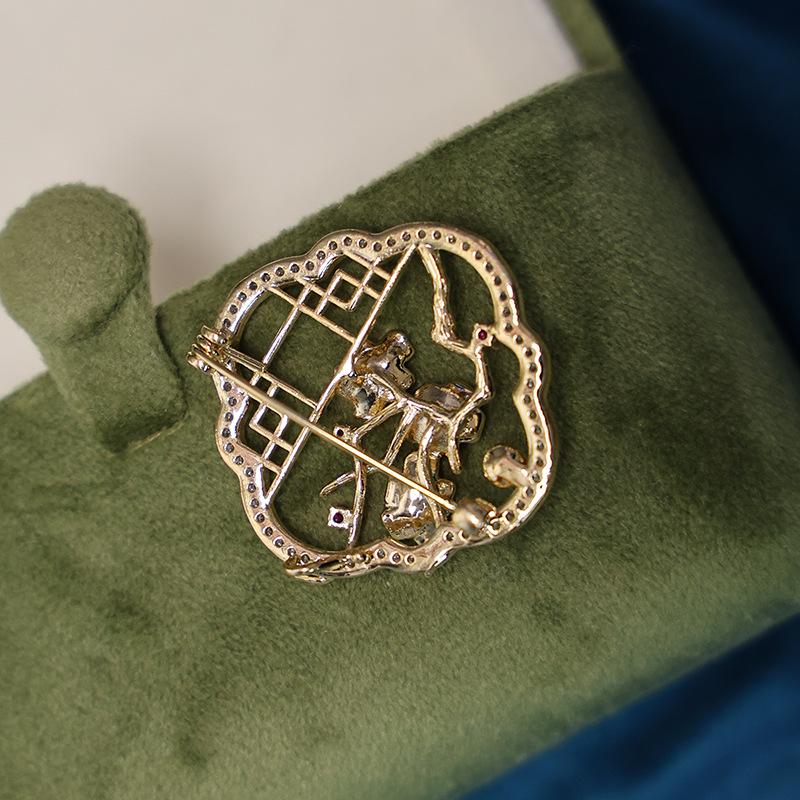 Brosche aus Kupfer im Antik-Stil: Pflaume, Orchidee, Bambus und Chrysantheme Design mit Zirkon und Perlen-Korsage.