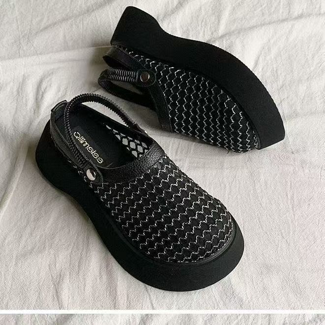Chaussures pour femmes à semelles épaisses, surélevées, creuses et respirantes, pantoufles cool 2025 été nouveau, demi-pantoufles tissées à double usage, sandales à bout fermé