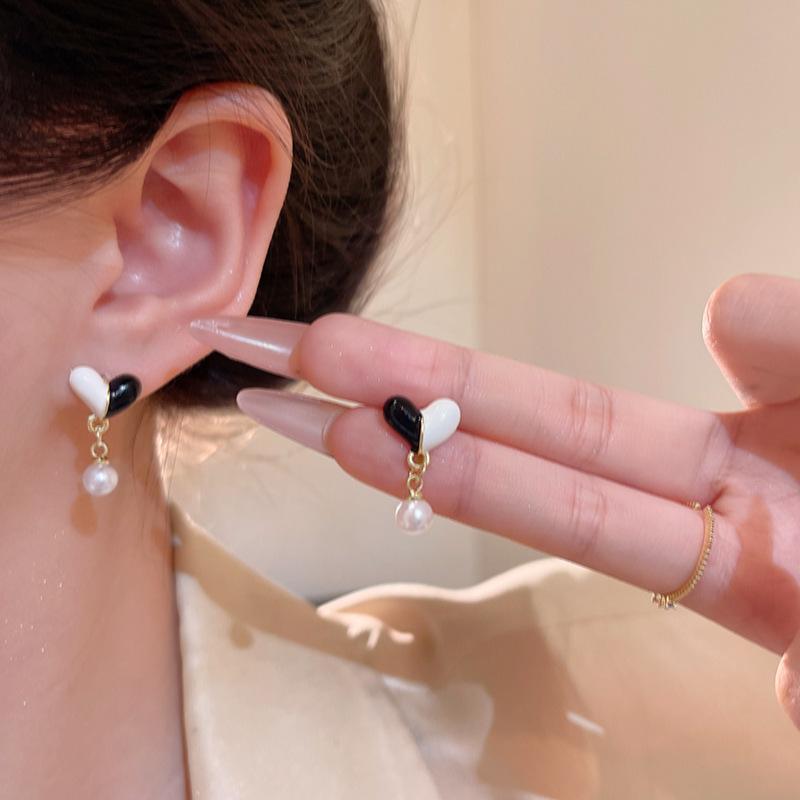 

French Elegant Black and White Love Pearl Earrings Women s Design Stud Earrings 2025 Ears