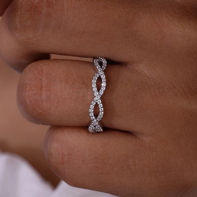Anillo de Dedo Huitan Simple Elegante con Diseño Trenzado para Mujer Color Cristal CZ Deslumbrante Declaración Joyería para Mujer Anillos Diarios
