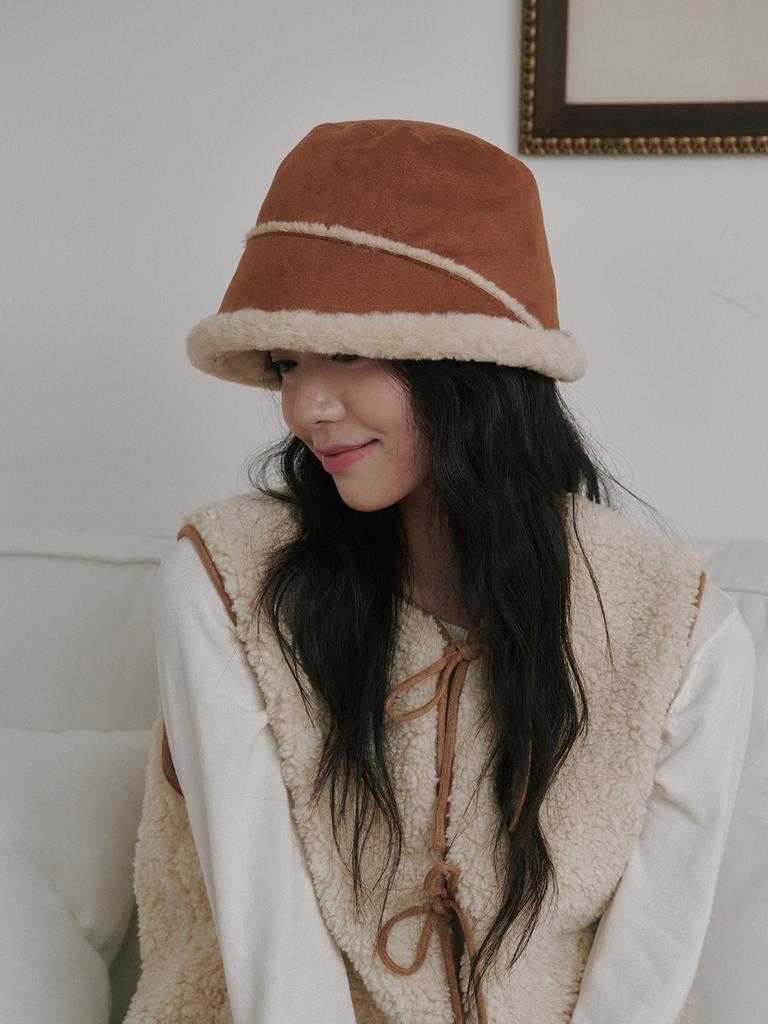 Olinkeompeulliteu Moon Suede Bonnet Hat (Camel)