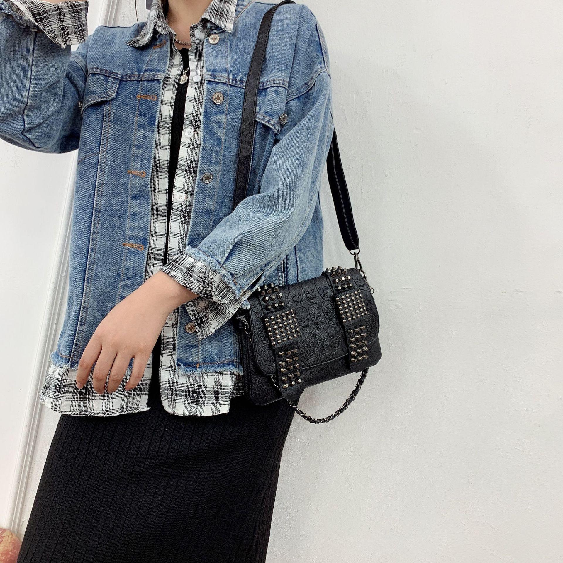 Женские черные кожаные сумки-мессенджеры — фото 7