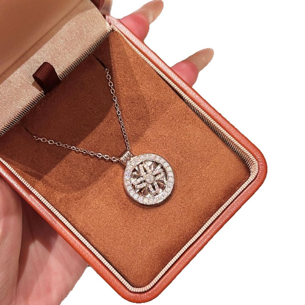 Rotatable Compass Necklace for Women, Light Luxury Niche High-End Design Pendant Accessory, Clavicle Chain Women's Jewelry with Rotating Feature