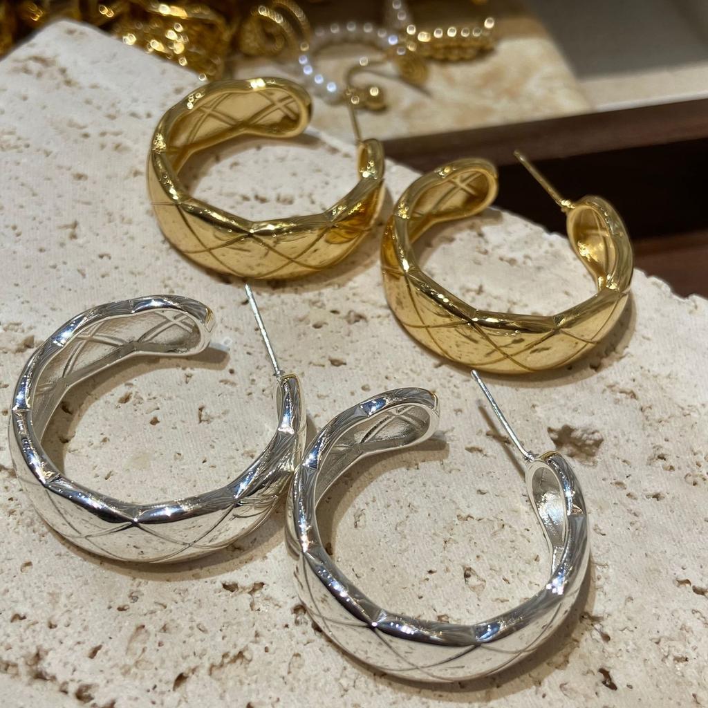 Wellenförmige, breitseitige Metall-Rhombus-Ohrringe 2026 High-End Runde Stecker-Ohrringe Damenleichter Luxus Kleine Duftende Ohrringe
