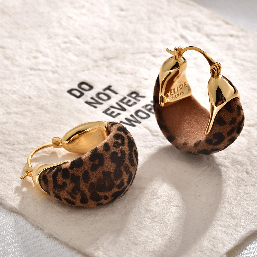 Осень и зима новый Маillard преувеличенный леопардовый принт флокирование ушная пряжка нишевый дизайн уникальный модный высококачественный универсальные серьги