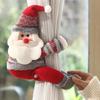 Kreative weihnachtliche Dekopuppen und lebhaft tragen zur festlichen Atmosphäre bei