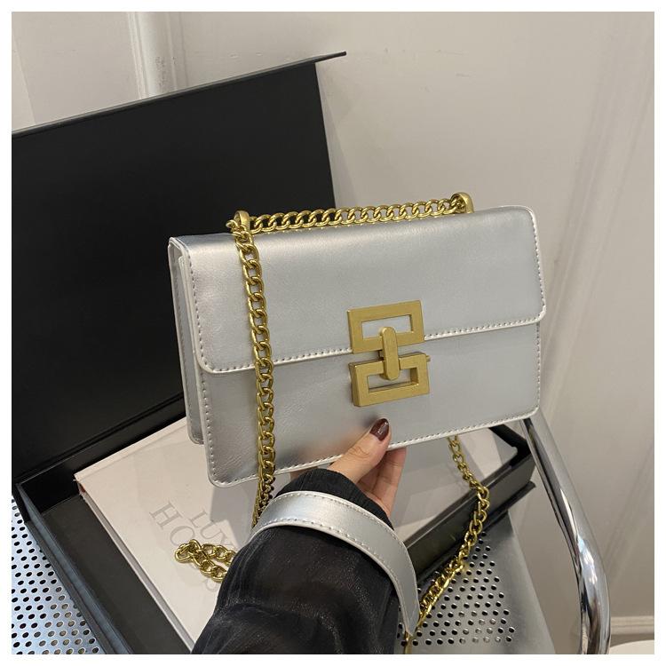 

Нова модна сумка на плече 2024 року. Європейська та американська ретро жіноча сумка. Модна сумка на ланцюжку. Маленька квадратна сумка. Текстурована сумка через плече. срібний