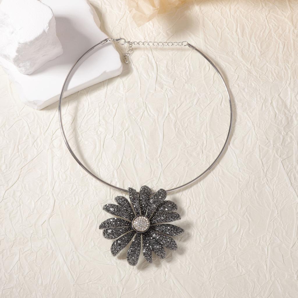 European and American fashion personality retro alloy full diamond exquisite heavy industry large flower pendant collar evening banquet model